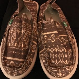 TRIBAL PRINT SANUKS